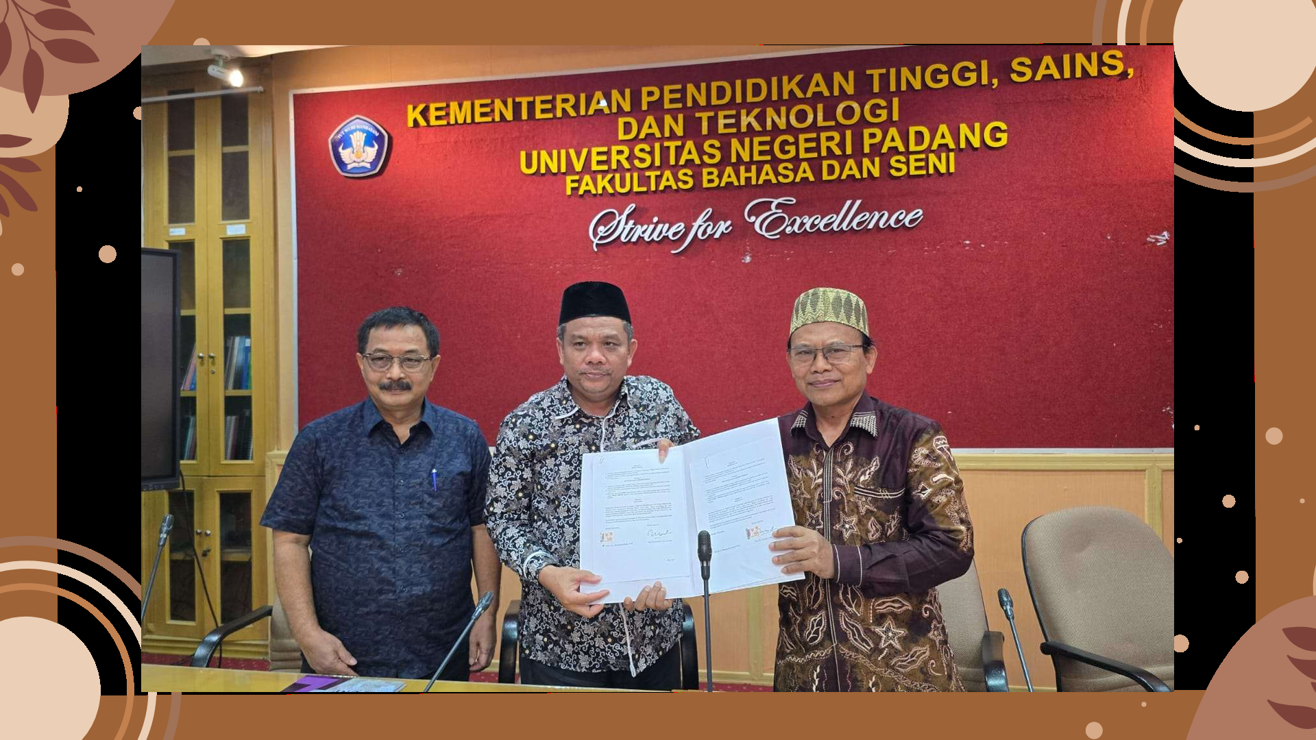 Penandatanganan dokumen kerja sama S-3 PBI ULM dengan Fakultas Bahasa dan Seni Universitas Negeri Padang